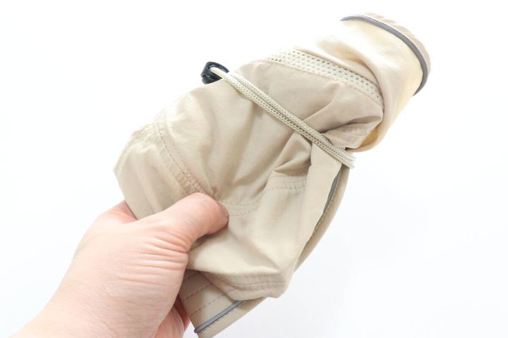 ダイソーの紐付バケットハットを折りたたむ