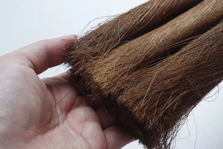 棕櫚ほうきで床をお掃除