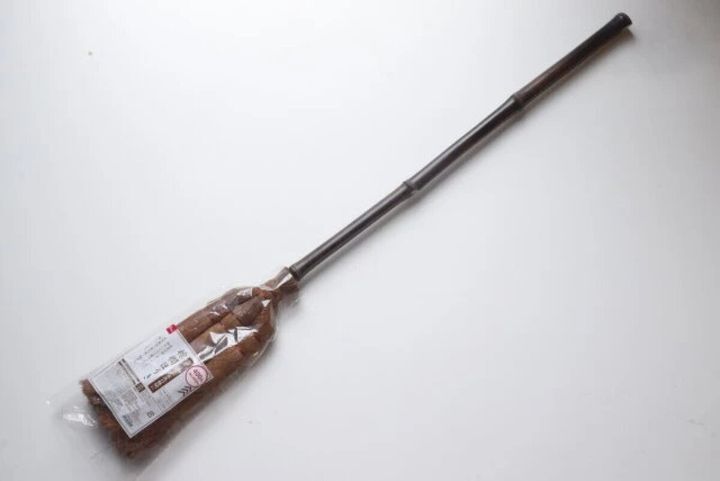 棕櫚ほうきでお掃除する様子