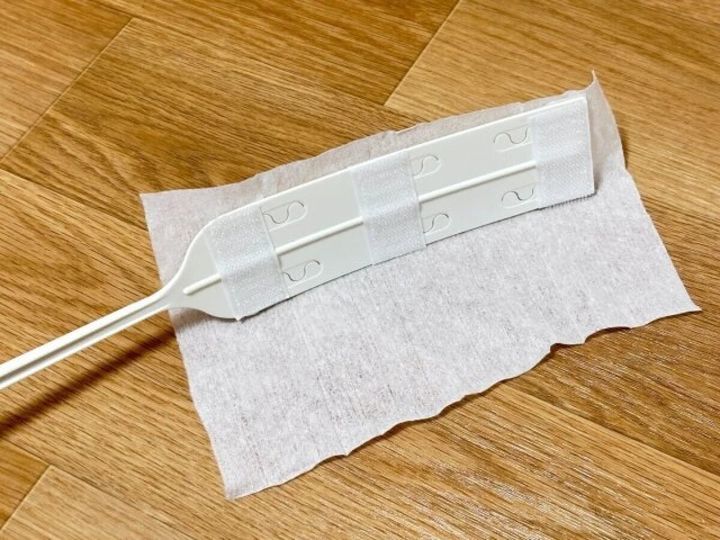 隙間らくらくハンディワイパーでお掃除する様子