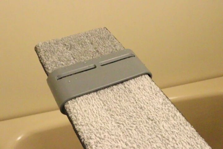 簡単水絞り3段モップでお掃除する様子