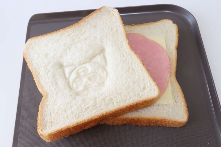 スタンプ付きサンドイッチメーカーKU 具材を入れる