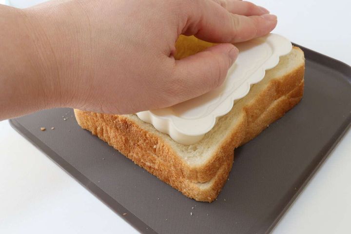 スタンプ付きサンドイッチメーカーKU 抜型を押す