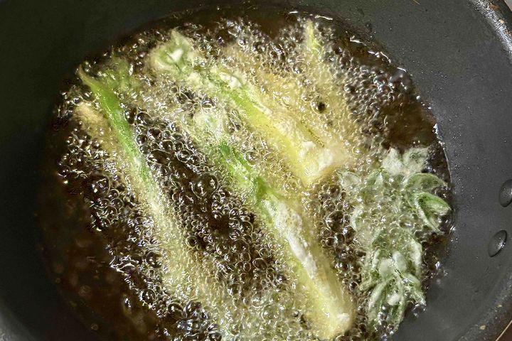 「ウドの天ぷら」は衣をつけ過ぎないことがポイント。フライパンの底3cm程度の油で揚げると手早く作れます。