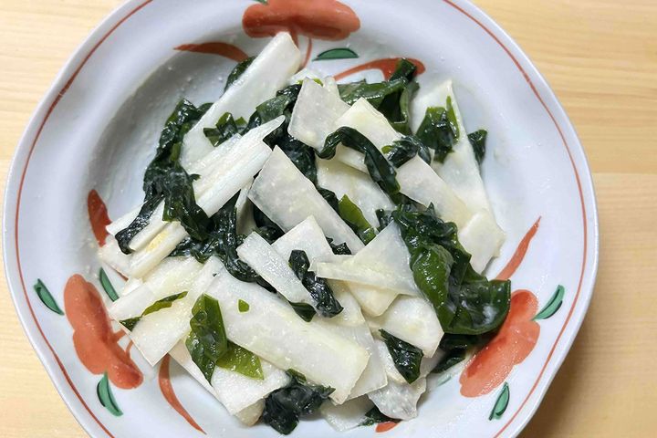 「ウドとワカメの酢みそ和え」。ウドの香り、シャキシャキした歯応えを存分に楽しめます！