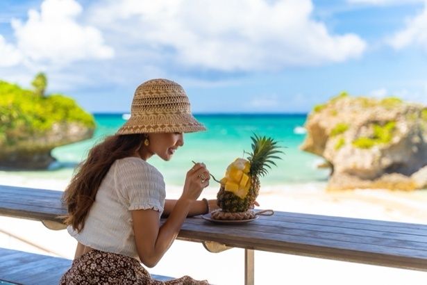 海風を間近に感じる「海辺のテラス」で旬のフルーツを存分に味わう
