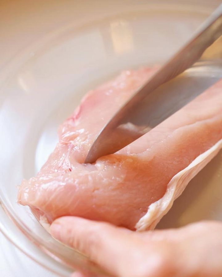 （a）厚い部分に切り込みを入れて火の通りを均一に。