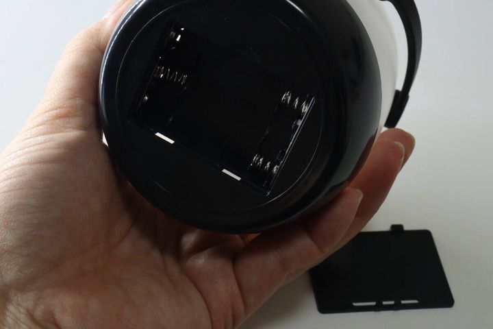 ダイソーのナイトライトの電池ボックス