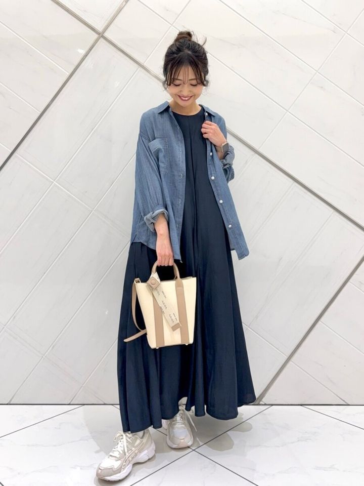 2026春夏大人女性おすすめデニムシャツ羽織りワンピースコーデ