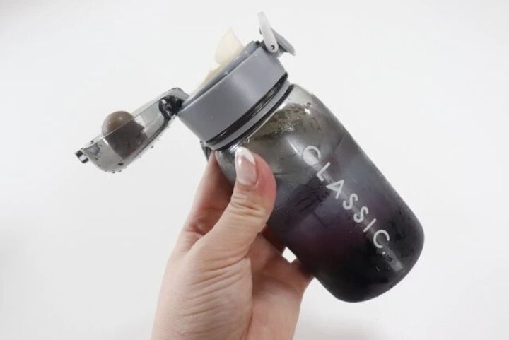 ダイソーの茶こし付ワンタッチ式ボトル400mL