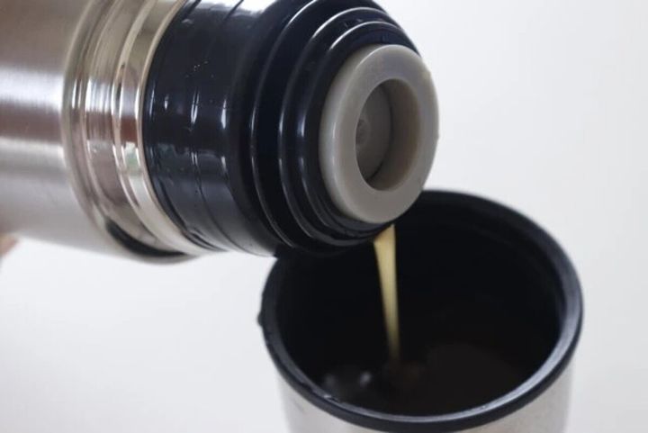 ダイソーのステンレスボトル470mL コップに注ぐ