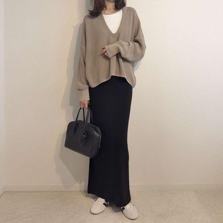 カレンソロジー コットンリブタイトスカート コーデ ゆるニット スニーカー