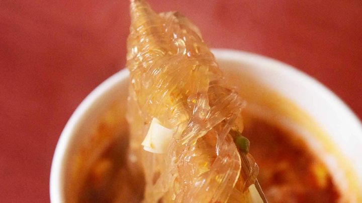 春雨は弾力が強く、こんにゃくのような独特の食感が印象的。