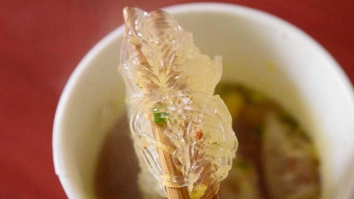 春雨は歯切れがよく、つるっとした軽やかな食感。