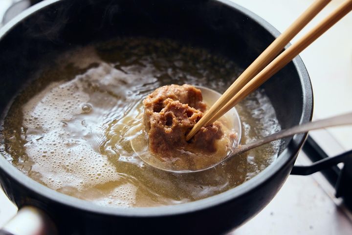 だしに味噌を溶く