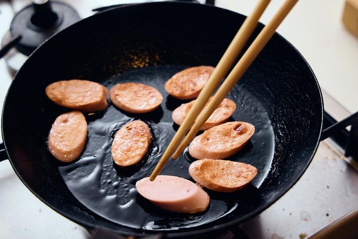 魚肉ソーセージを焼く