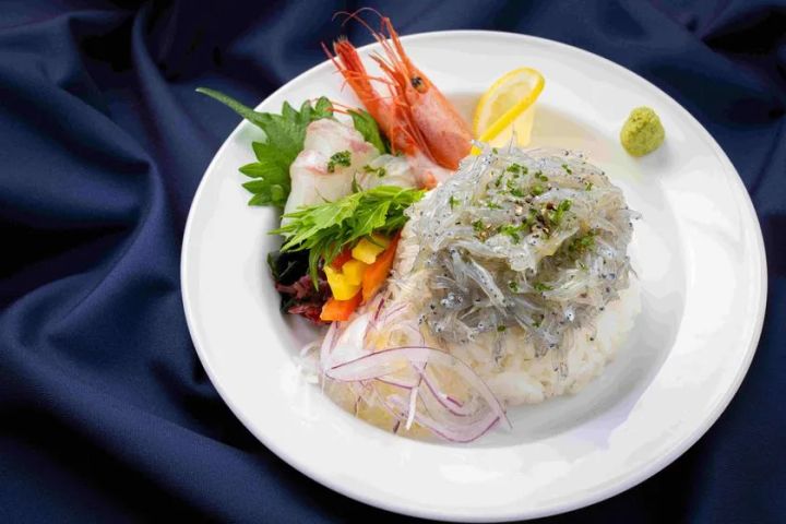 道の駅あわじ2階レストラン海峡楼の洋風仕立ての生しらす丼