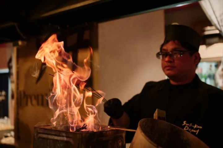 炙りの香りが立ちのぼる本マグロの藁焼き