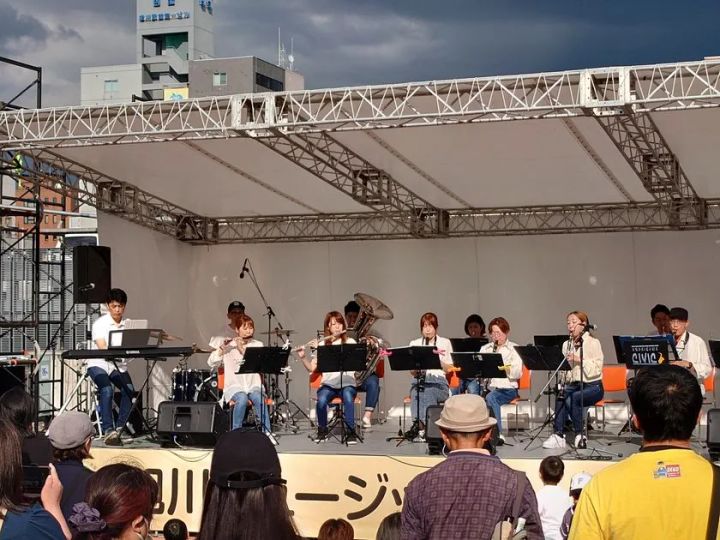 旭川駅前ステージでライブが行われる会場風景