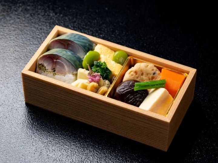 木箱に収められた鯖寿司の口福小箱