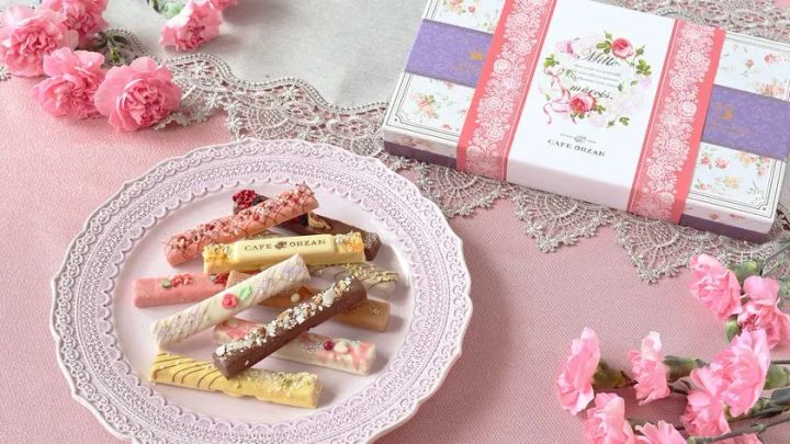 ブーケ柄の母の日向け掛け紙がかかったギフトボックス