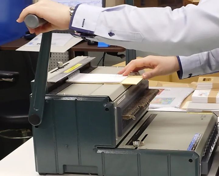 卓上カレンダーをその場で製本して渡すワークショップのイメージ