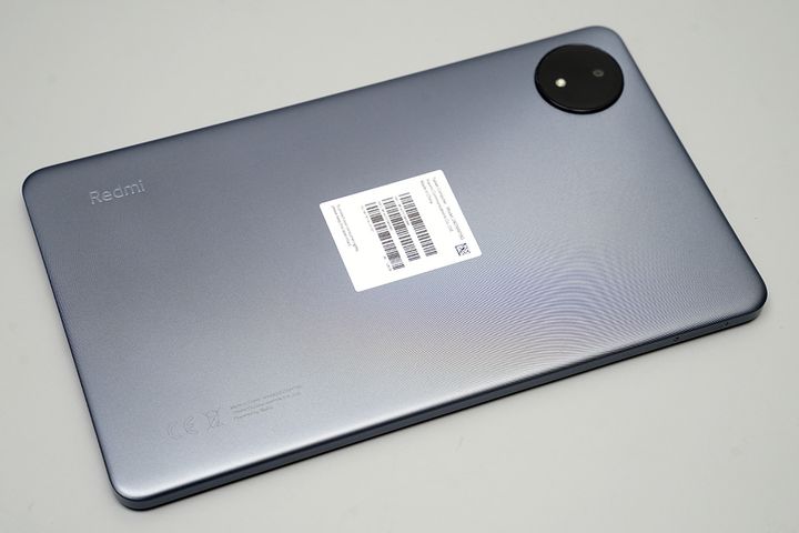 裏面もシンプル。カバーを付ければ気になりません