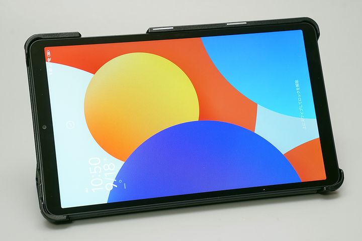 仕事の時などはパソコンの横に置いて動画や音楽を再生するモニターにしています。