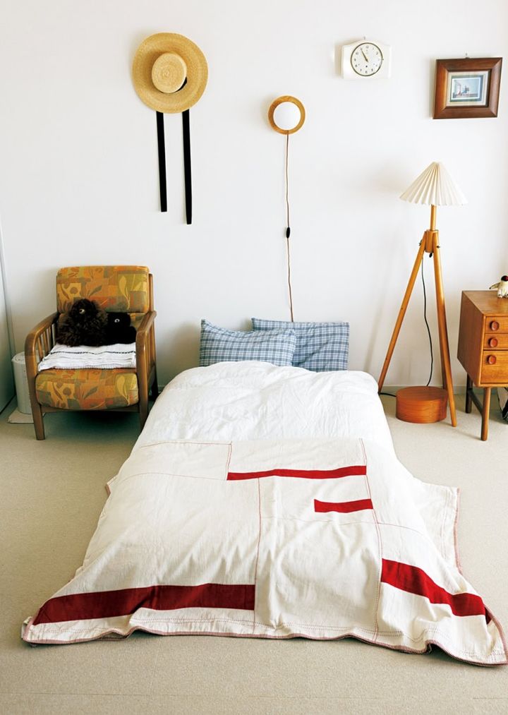 「高さのあるベッドが体に合わなくて、すのこ＋布団の組み合わせに変えたら快適」というベッドまわり