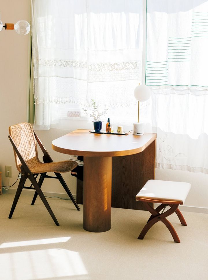 物件の決め手となった腰窓前のダイニングスペース