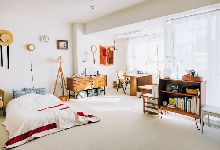 フローリングだったフロアにアイボリー色のカーペットタイルをDIYで敷き詰め、木目の家具が引き立つ空間に