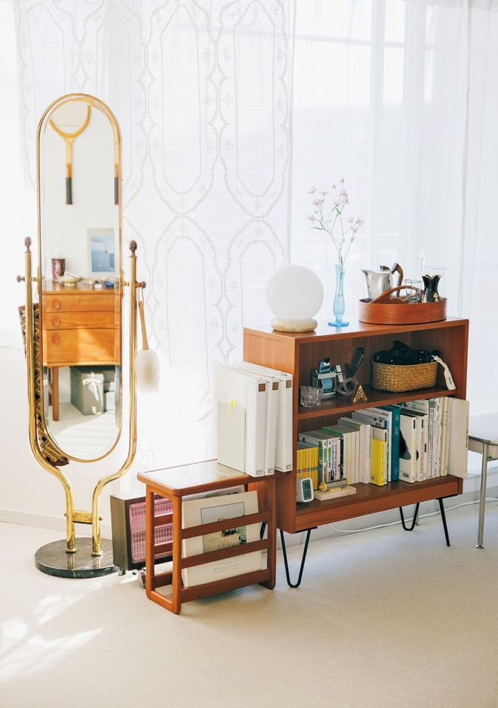 ブックシェルフもミラーもヴィンテージ品。カーテンは大好きなレースで