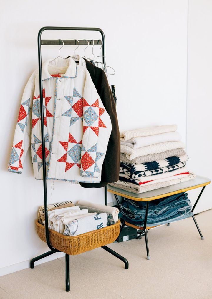 仕事柄、服の見せ方がプロ級。よく着る服や好きな服だけをラックやテーブルに見せる収納