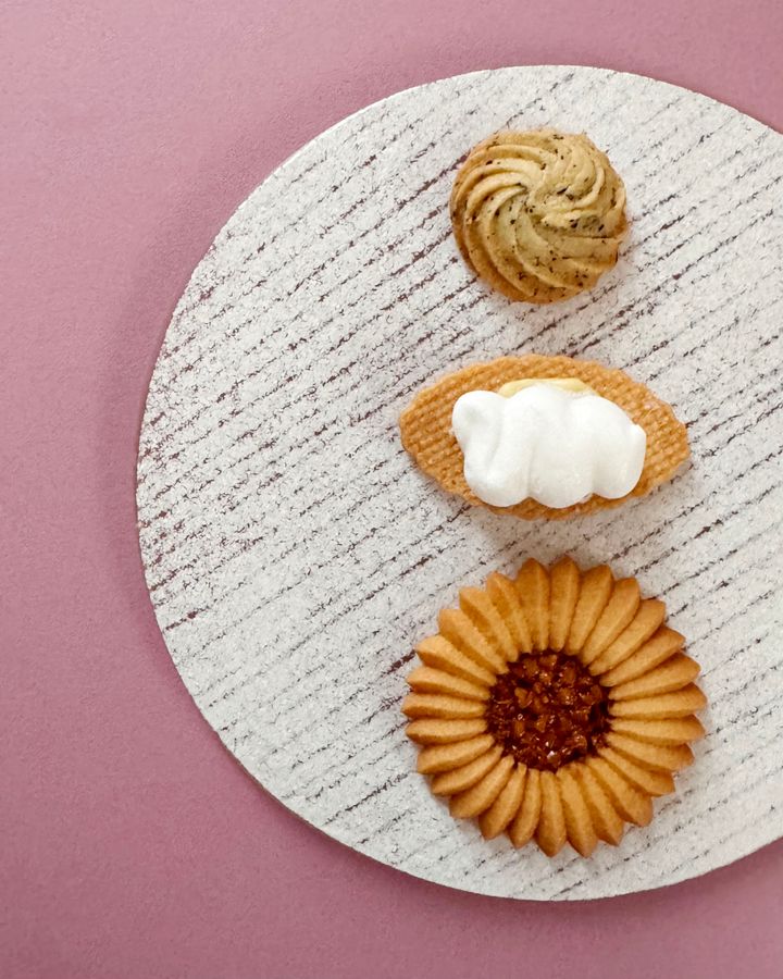 おしゃれでかわいいお取り寄せスイーツ2026◇ 母の日ギフトにもおすすめ、心ときめくクッキー缶＆クッキーサンド【ささやかですてきなもの 大谷有紀 vol.286】