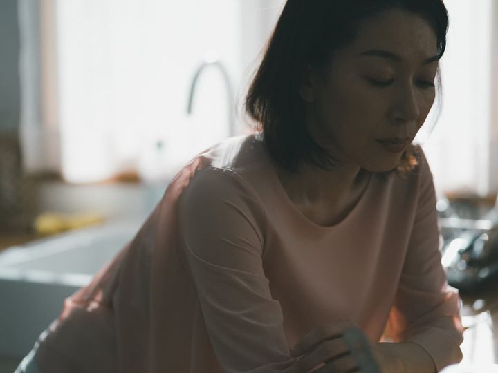 仕事と子育てを両立させるべく、金銭的な援助や親の助力を得ながら、実家で三世代同居という形をとる家庭も多く存在します。今回は、静岡県駿東郡長泉町で暮らす43歳女性の実情に迫ります。