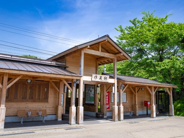 「仙台の奥座敷」と称される作並温泉。広瀬川源流の豊かな自然に囲まれ、肌に優しい泉質から「美女づくりの湯」として親しまれています。仙台市街地から車で約40分とアクセスも良く、日常を離れて心身を癒す旅に最適な温泉地です。