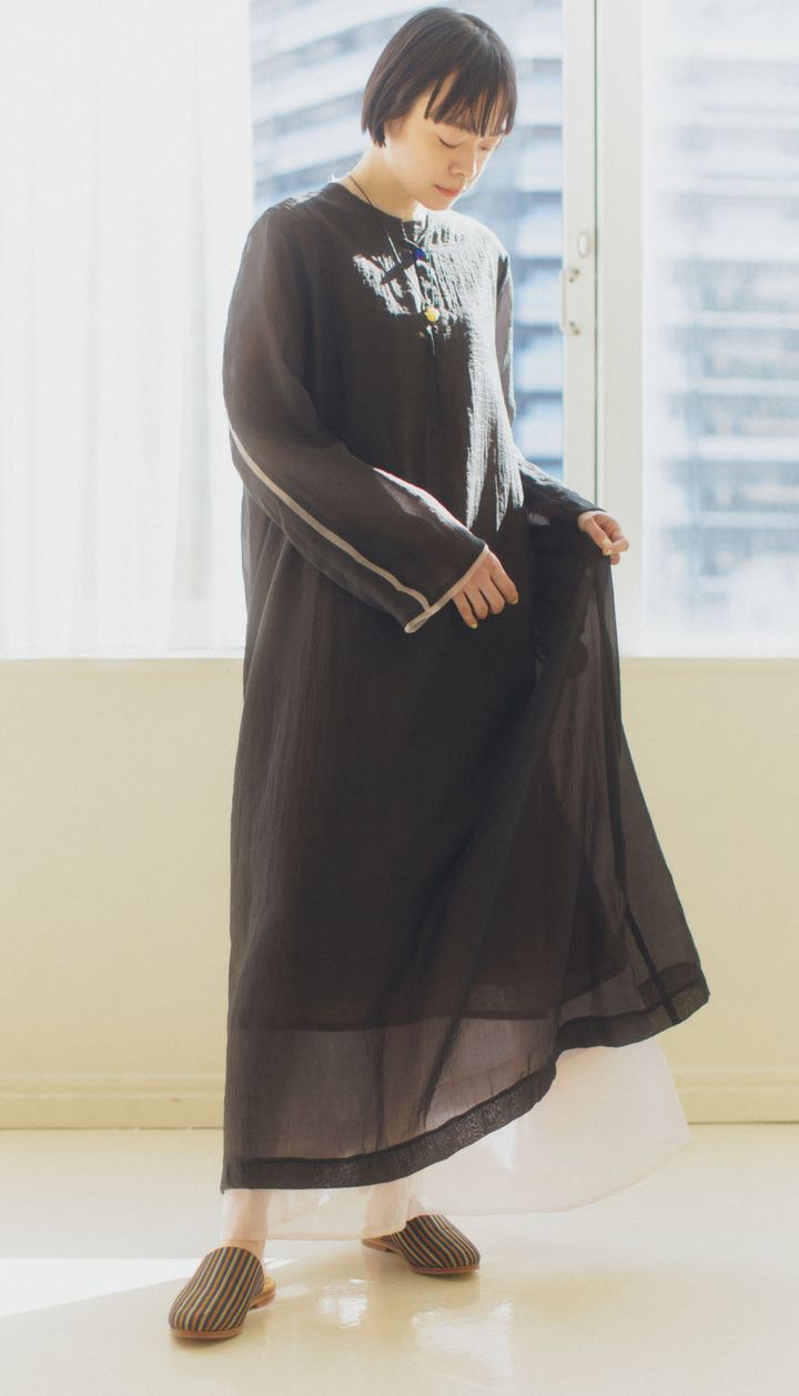 透ける黒がつくる、軽やかな春のリズム