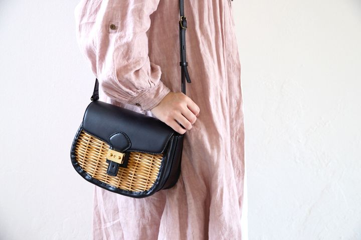 ナチュラルなかご素材と黒レザーを組み合わせた、エバゴスのショルダーバッグ