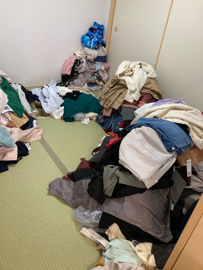 2026最新 こんまり流片づけ 片付けのファーストステップ「1カ所に出す」。服が山積みに！
