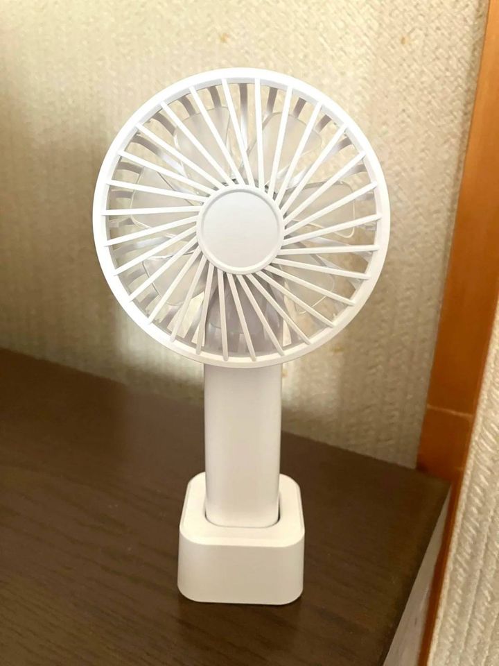 DAISO(ダイソー)：ハンディファン(角度調整可能、スタンド付)