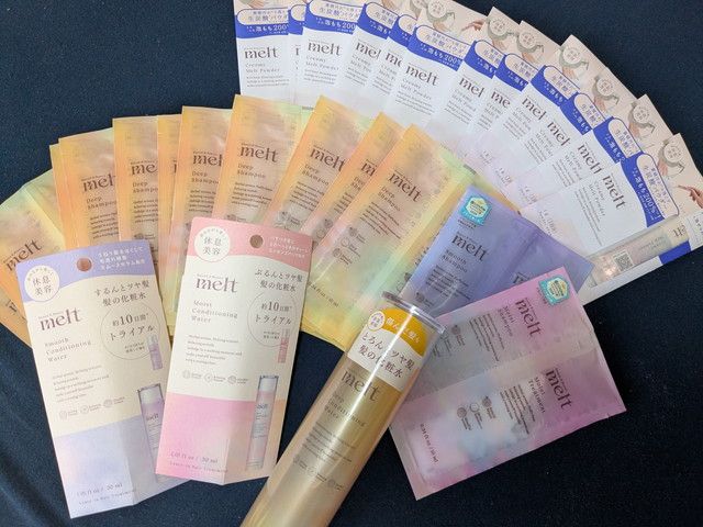 melt 3種（ディープ・スムース・モイスト）のサンプルパケットを扇形に並べた全体ショット