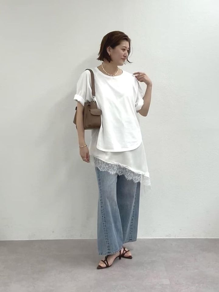 レースのキャミソールをインナーにレイヤードして裾を見せるのがポイント 出典：WEAR