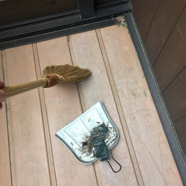 ほうきで掃く ▶次が一工夫 (C)えり