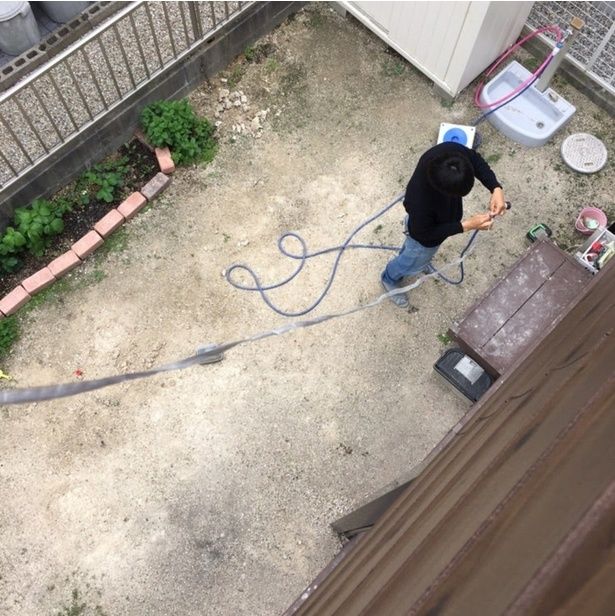 ホースを庭から引き上げる ▶これでお水を使える (C)えり