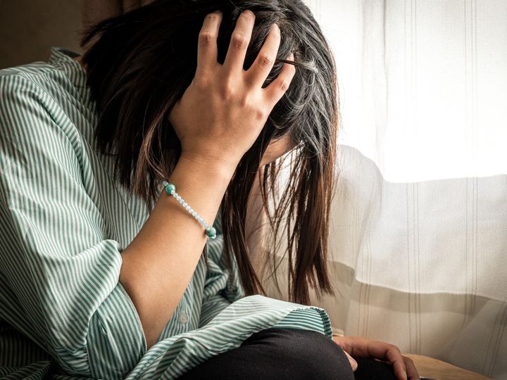 予期せぬ金銭的な窮地に直面し、家族の協力を得ながら再起を図るとともに、独立を目指して実家で地道に態勢を整える人もいます。今回は、沼津市（静岡県）で介護スタッフとして働く39歳女性のエピソードを紹介します。