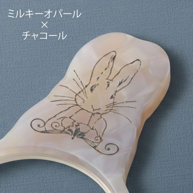 乳白色のマーブル調素材に、チャコールカラーのピーターラビットをあしらった「ミルキーオパール×チャコール」