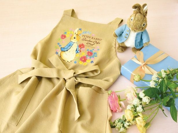 「ピーターラビット(TM)ガーデンカフェオリジナルエプロン」(4940円)