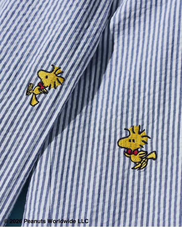 ブルーのストライプ地に、赤いボウタイを結んだウッドストックの刺しゅうをちりばめたシアサッカー素材