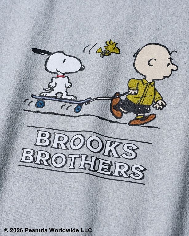 スケートボードに乗ったスヌーピーをチャーリー・ブラウンが引っ張り、ウッドストックが並走する限定アートワーク