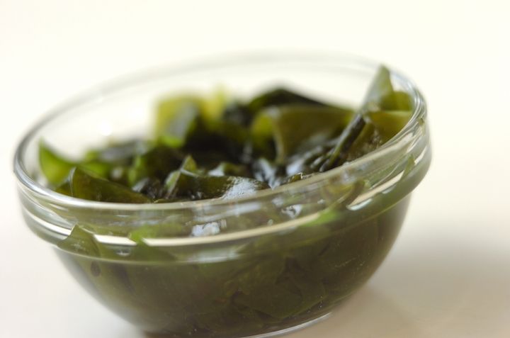 レタスとワカメのラー油和えの下準備1